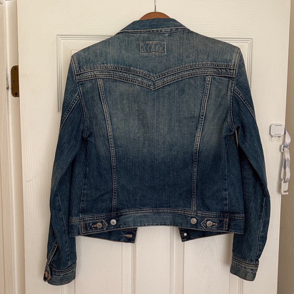 Levi's Women's Classic Blue Jean Jacket - Picture 6 of 9